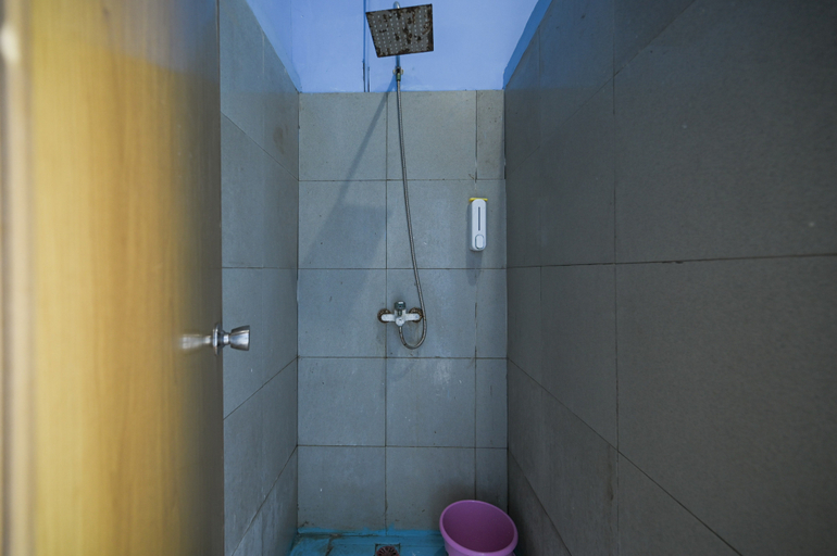 Bathroom 3, Bunk Bed Bali near Sanur Mitra RedDoorz, Denpasar