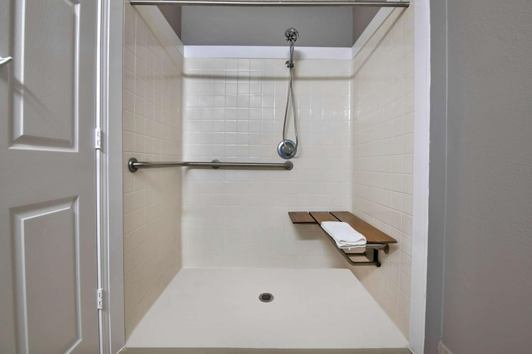 Bathroom 4, Studio 6 Pascagoula, MS, Jackson