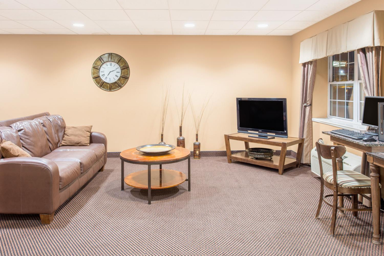 Public Area 3, Microtel Inn & Suites by Wyndham Quincy Downtown/River Area, Adams