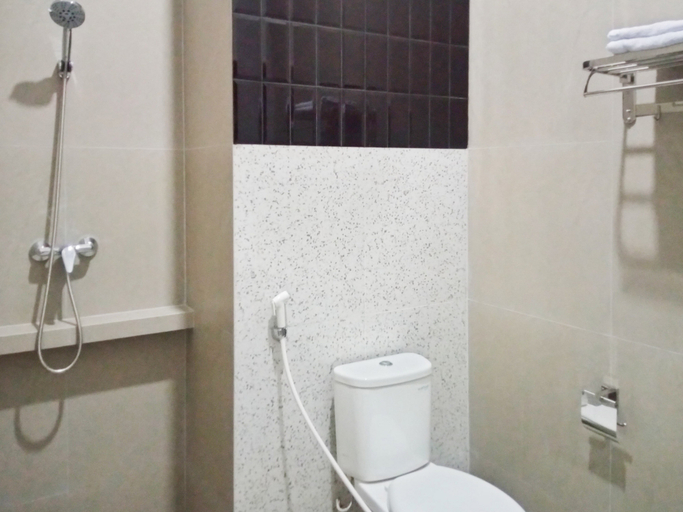 Bathroom 3, RedDoorz @ Hotel DPraya Pati, Pati
