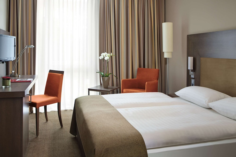 Bedroom 3, IntercityHotel Berlin Hauptbahnhof, Berlin