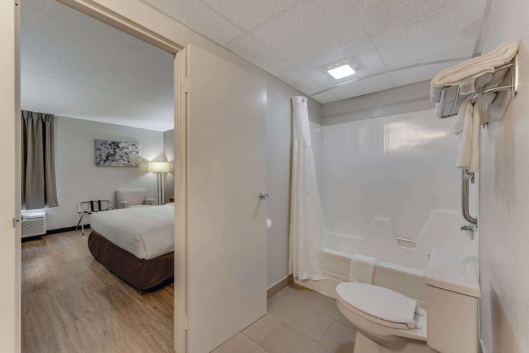 Bathroom 5, Quality Inn Easton, Northampton