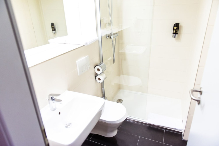 Bathroom 4, Serways Hotel Weiskirchen, Offenbach