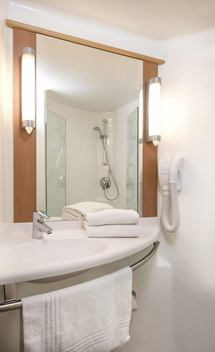Bathroom 3, Hotel ibis Friedrichshafen Airport Messe, Bodenseekreis