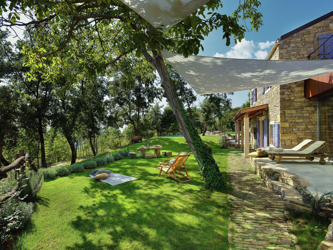 Exterior & Views 2, Magnificent Villa in Groznjan With High-end Kitchen & Pool, Grožnjan