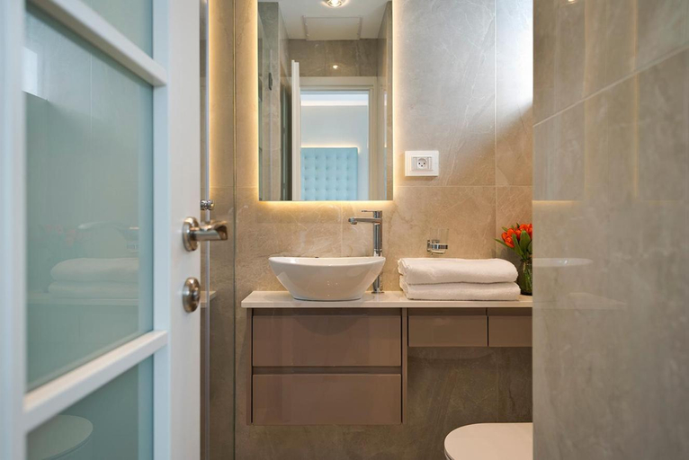Others 5, Roni Suite