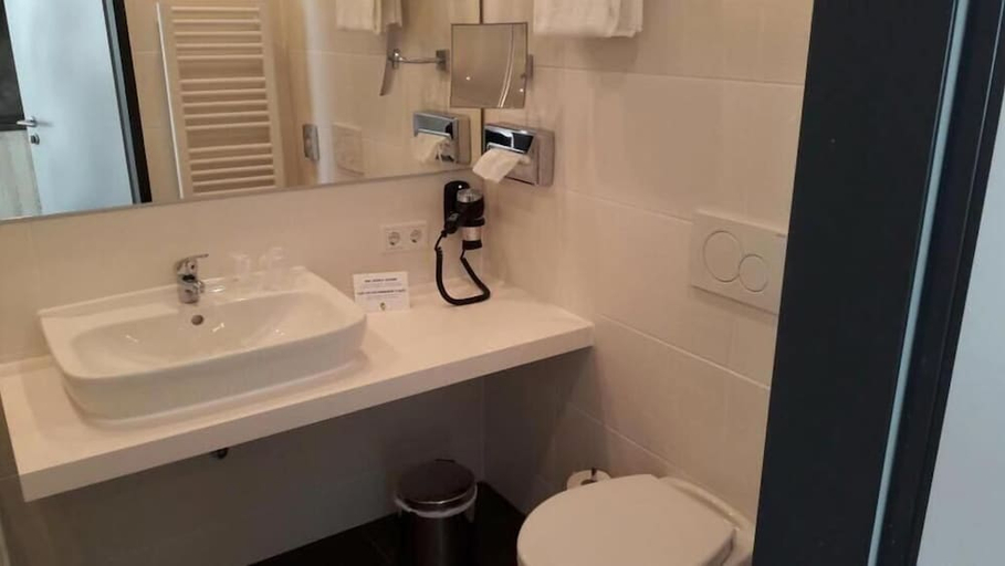 Bathroom 5, NOVINA Sleep Inn Herzogenaurach, Erlangen-Höchstadt