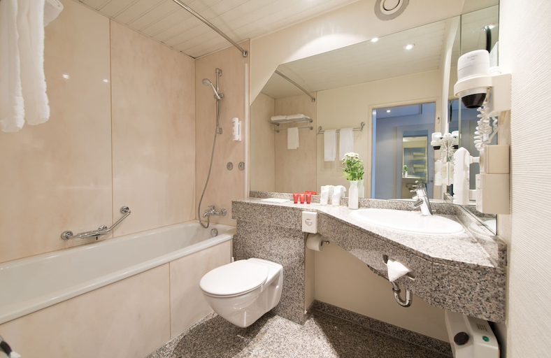 Bathroom 5, Leonardo Hotel Monchengladbach, Mönchengladbach