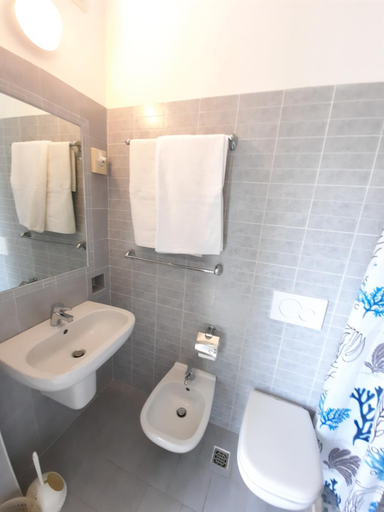 Bathroom 3, Hotel Bing, Rimini