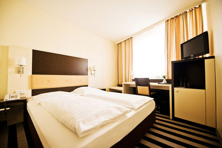 Bedroom 3, Bristol Hotel, Frankfurt am Main