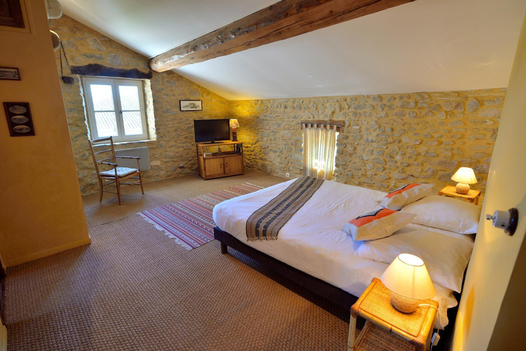 Others 4, Le village-hotes, Aude