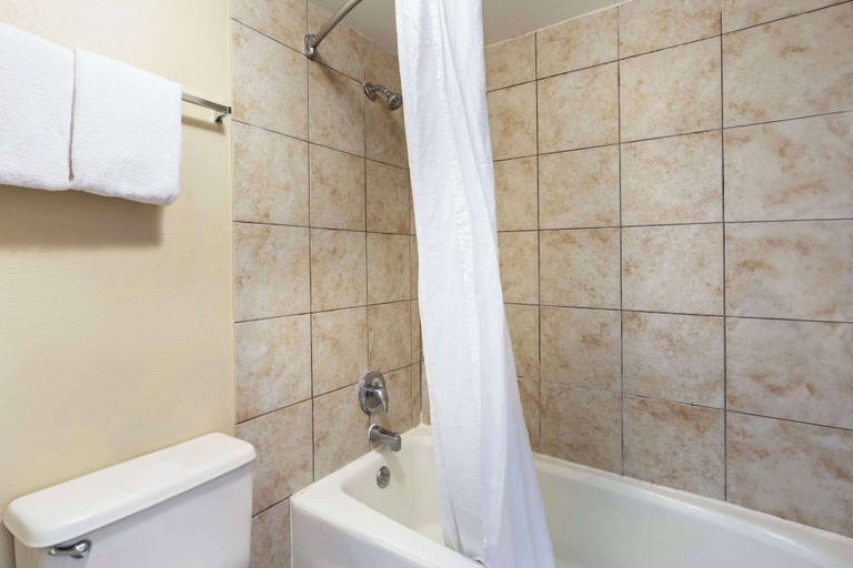 Bathroom 5, Suburban Studios International Drive, Orange
