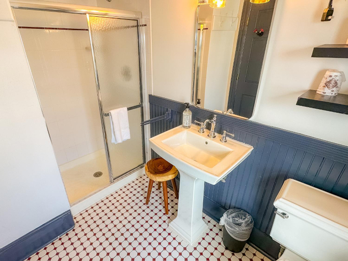 Bathroom 3, Bellevue Stratford Inn, Monmouth
