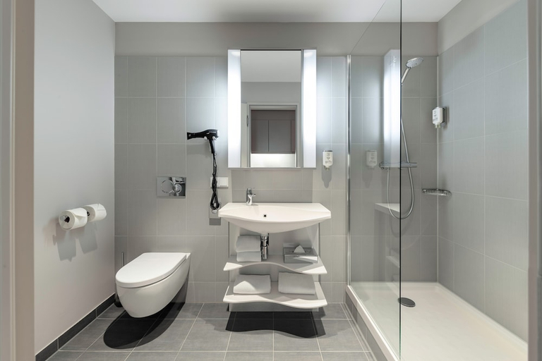 Bathroom 5, Aparthotel Adagio Frankfurt City Messe, Frankfurt am Main