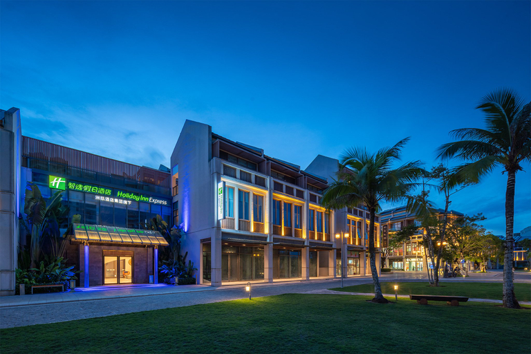 Exterior & Views