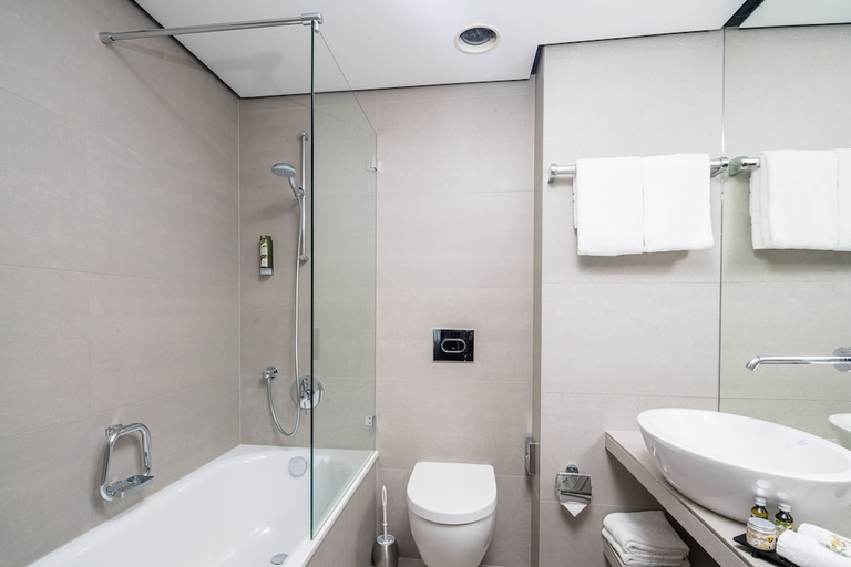 Bathroom 3, Steigenberger Hotel Bielefelder Hof, Bielefeld