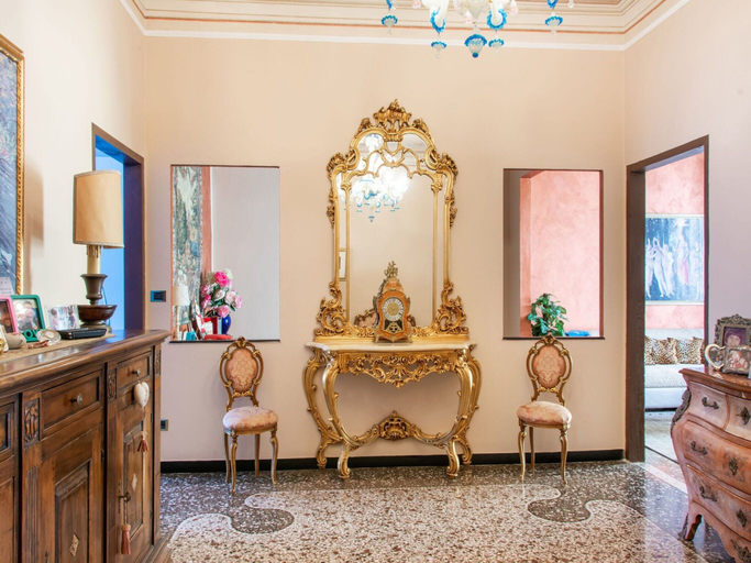 Others 5, Elegant City-centre Flat, Savona