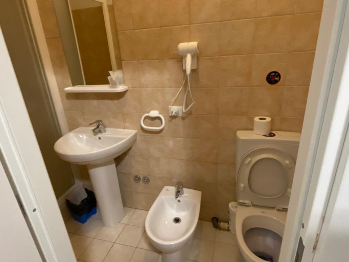 Bathroom 3, Hotel La Pergola, Savona