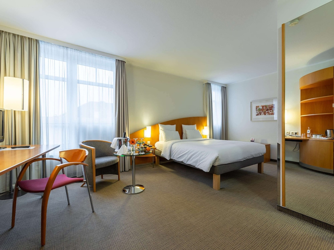 Bedroom 2, Leonardo Hotel Mainz, Mainz