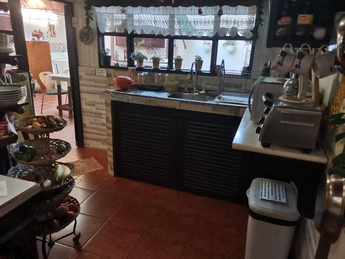 Others 5, Casa Irazu, Cartago