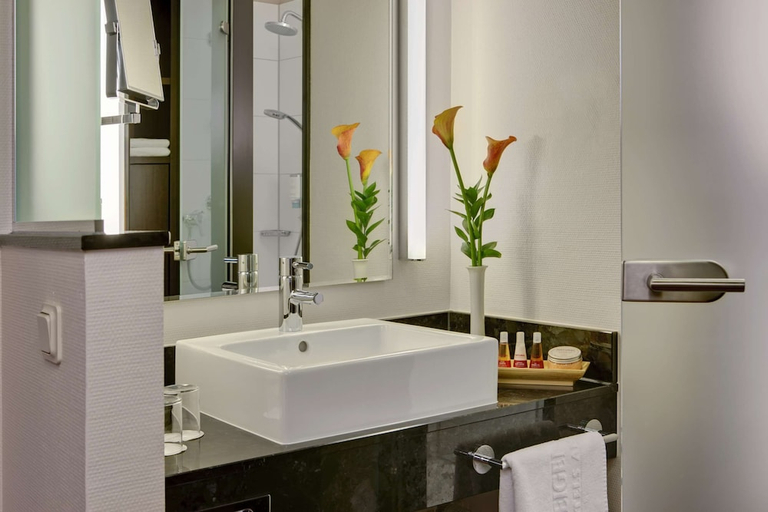 Bathroom 5, Leonardo Royal Hotel Dortmund, Dortmund
