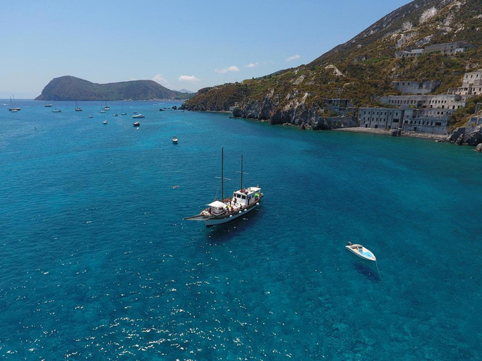 2, Villa a Lipari, Messina