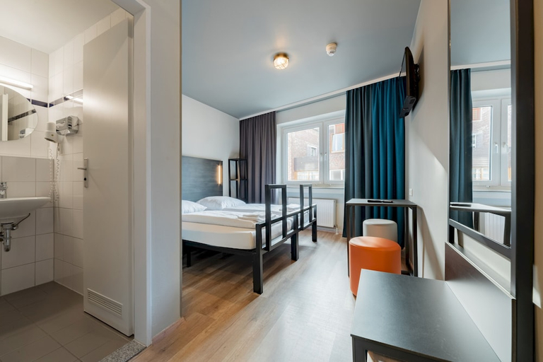 Bedroom 4, a&o Koln Dom, Köln