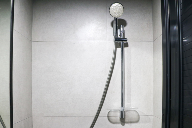 Bathroom 5, Cozy and Strategic Studio at Tokyo Riverside PIK 2 Apartment By Travelio, Tangerang