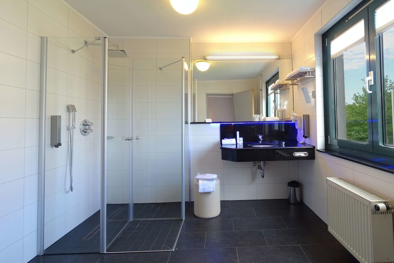 Bathroom 3, PLAZA INN Braunschweig City Sud, Braunschweig