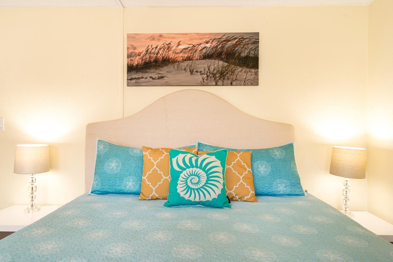 Bedroom 2, Island House, Charlotte