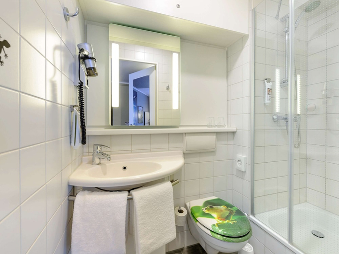 Bathroom 4, ibis Berlin Mitte, Berlin
