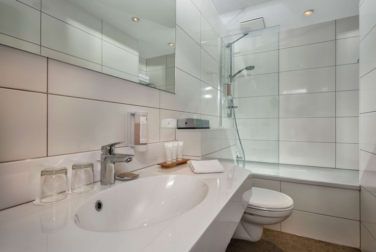 Bathroom 3, Wyndham Koln, Köln