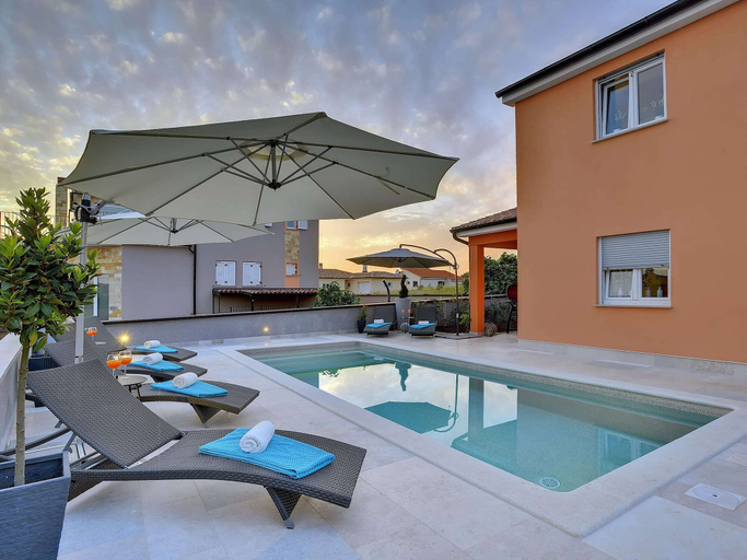 Sport & Beauty 3, Villa in Pula With Pool & Parasol, Pula