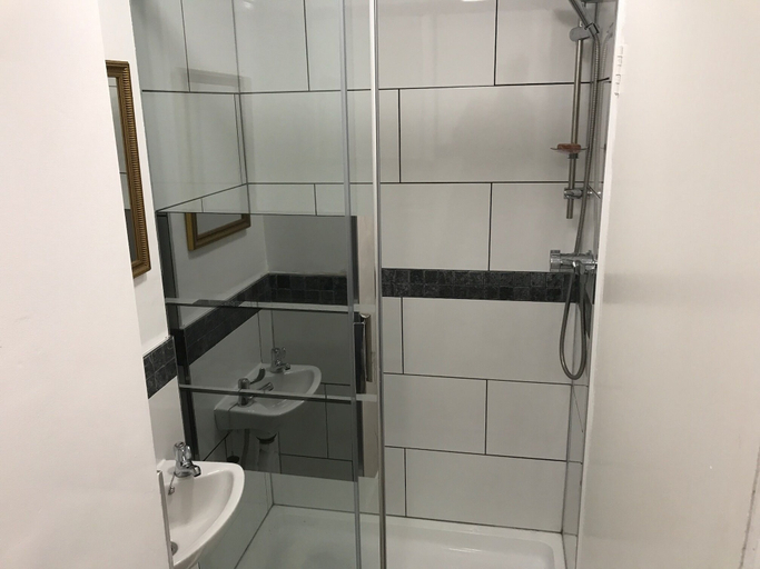 Bathroom 3, Victoria Guest Accommodation & Studio Apartments, Gwynedd