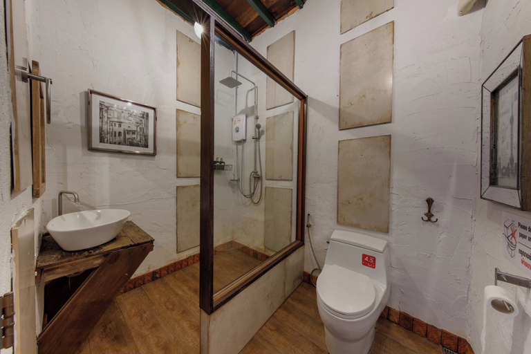 Bathroom 4, Voraman Hut, Doi Saket