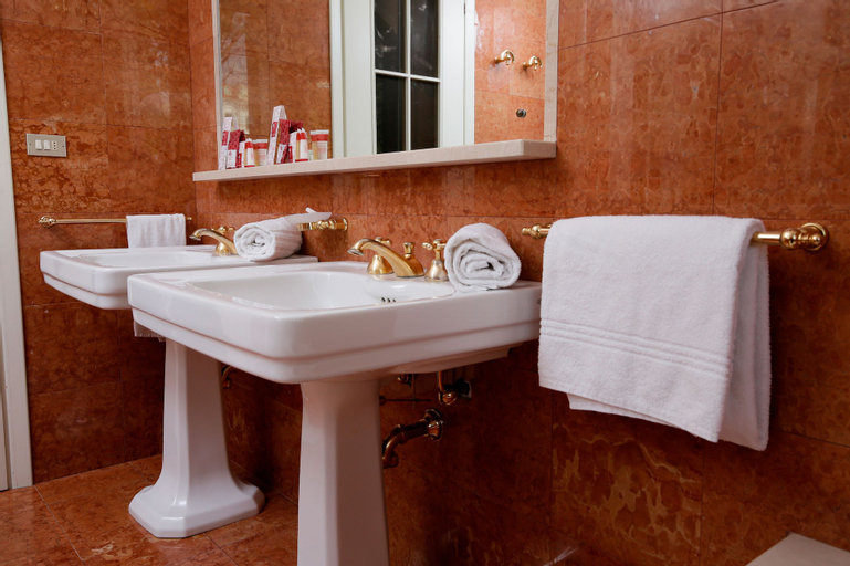 Bathroom 10