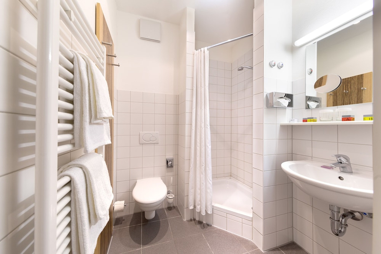 Bathroom 3, Amh Airport Messe Stuttgart, Esslingen