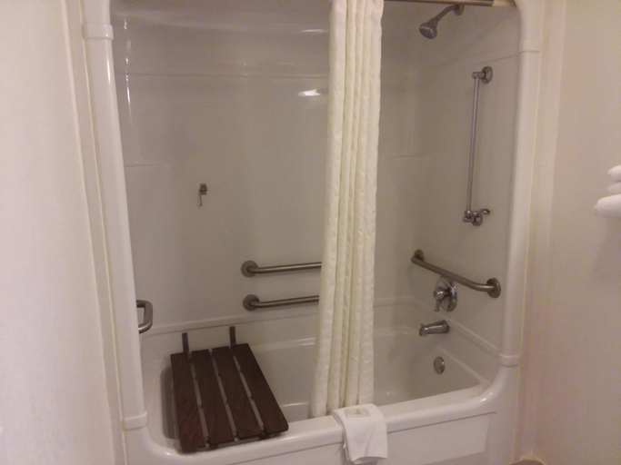 Bathroom 4, Knights Inn - Burlington, NC, Alamance