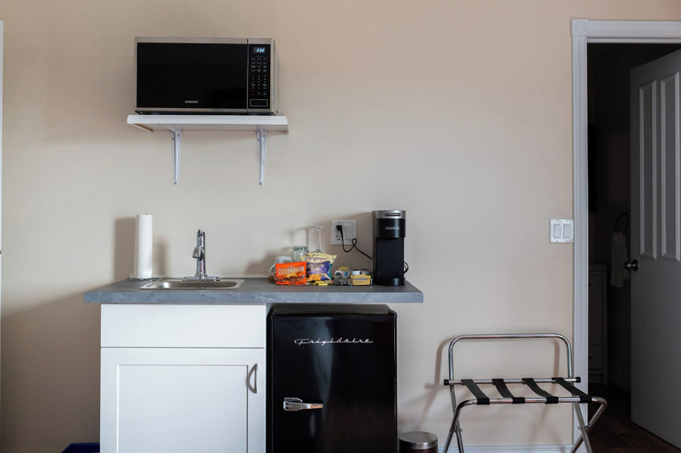Others 4, Loyalist Inn & Suites, Shelburne