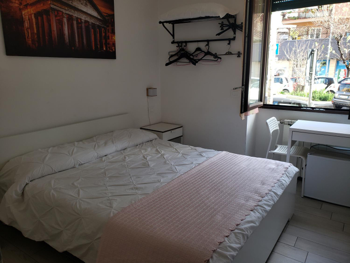 Others 4, B&B metro B fronte metro, Rome