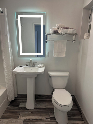 Bathroom 4, Lake Erie Lodge, Erie