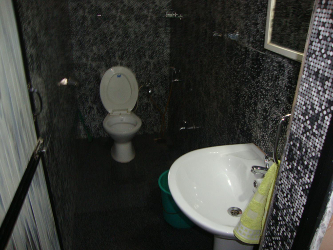 Bathroom 3, Leon Hide Out Guest House, South Goa