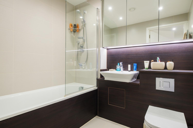 Bathroom 2, Trendy Islington flat for 2 with patio, London