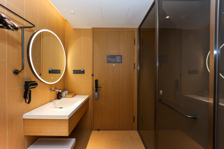 Bathroom 4, Ji Hotel Shanghai Xujiahui Caobao Road Subway Stat, Shanghai