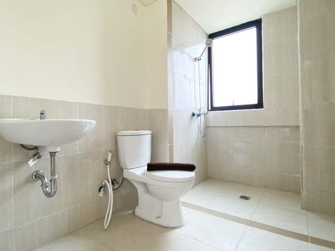 Bathroom 5, Spacious and Modern 3BR at Meikarta Apartment By Travelio, Cikarang