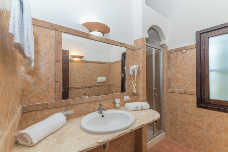 Bathroom 2, 1 Ala Birdi Cottage 150m From The Beach, Oristano