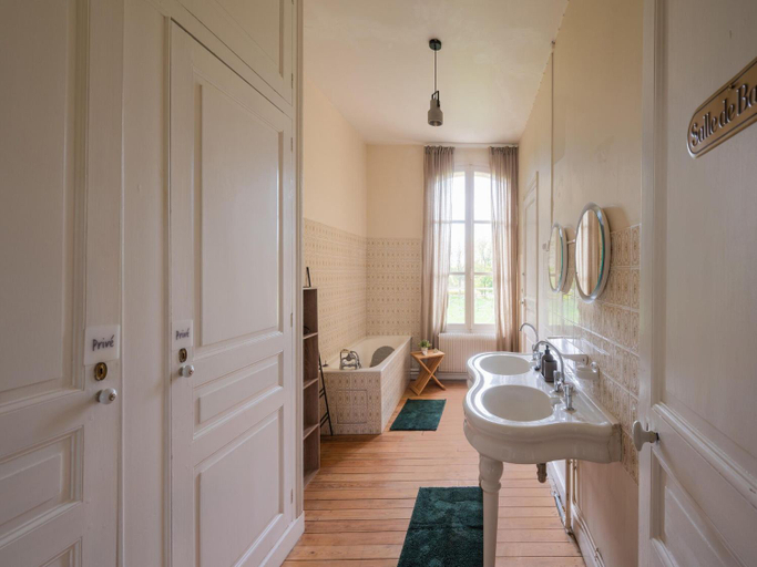 Bathroom 3, Holiday home adjoining a chateau., Ardennes