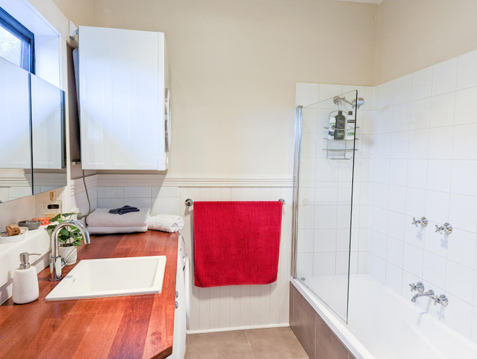 Bathroom 1, Room @ 88, Devonport