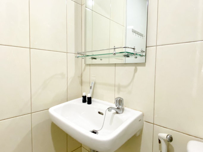 Bathroom 5, Homey and Nice 3BR at Springlake Summarecon Bekasi Apartment By Travelio, Bekasi