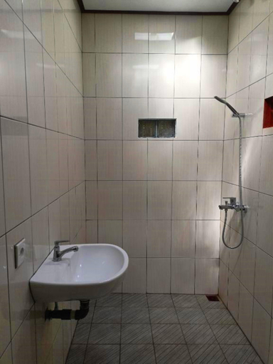 Bathroom 3, Bali Asli Guest House by EPS, Gianyar